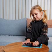 Sort LCD-tegnetablet til børn med medfølgende tegnepen på lys baggrund
