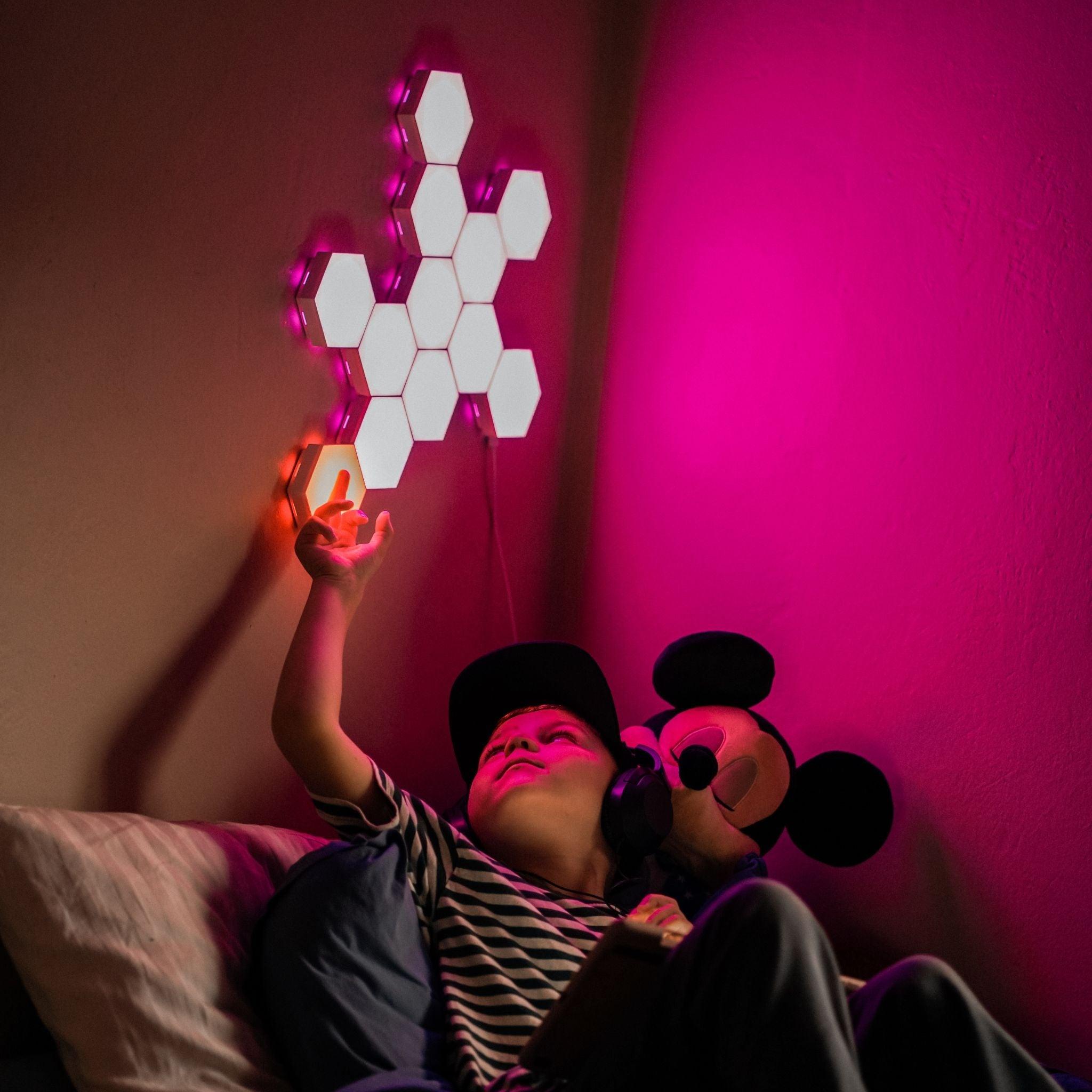 Hexagon LED væglamper til børneværelset med touch og fjernbetjening i 13 farver