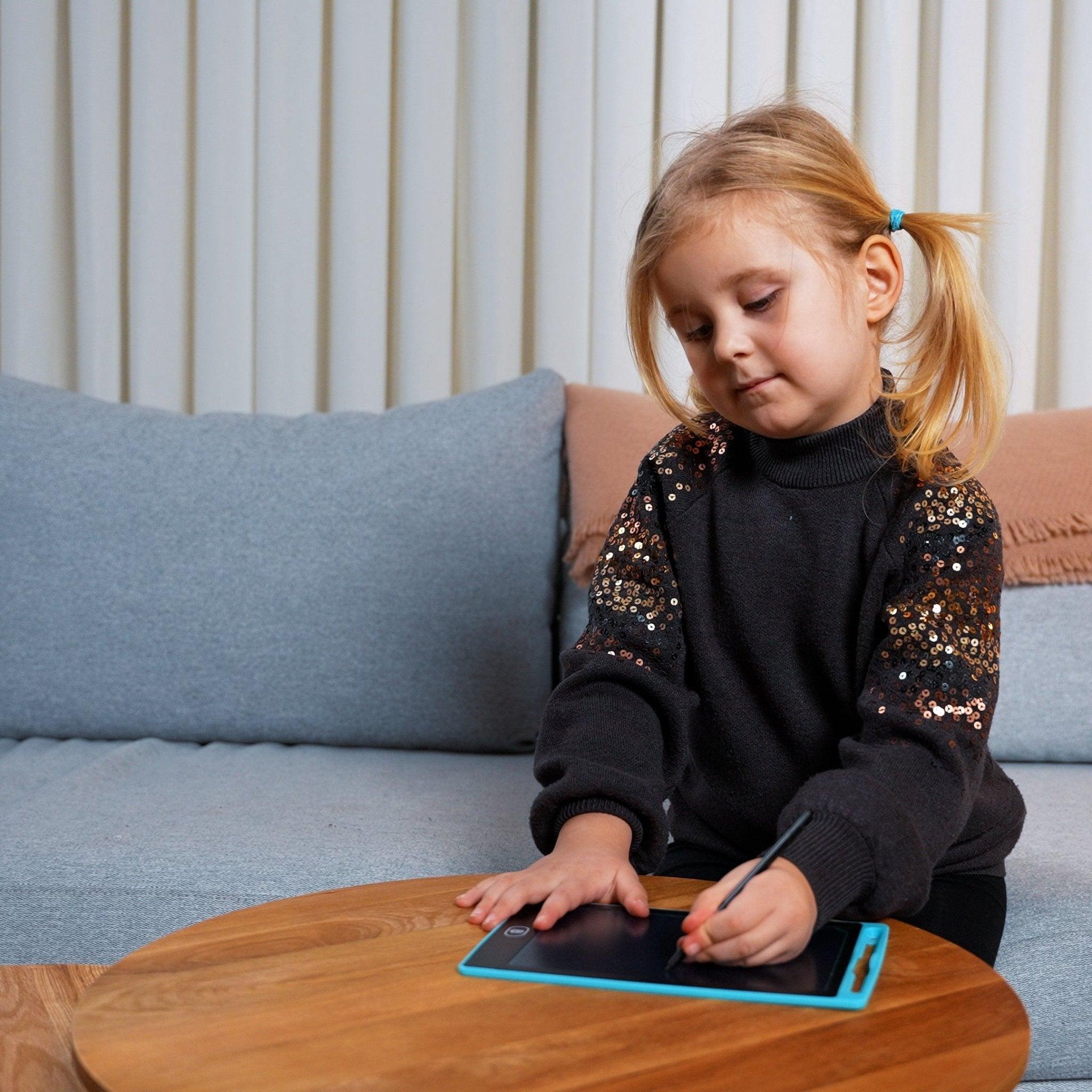 Sort LCD-tegnetablet til børn med medfølgende tegnepen på lys baggrund